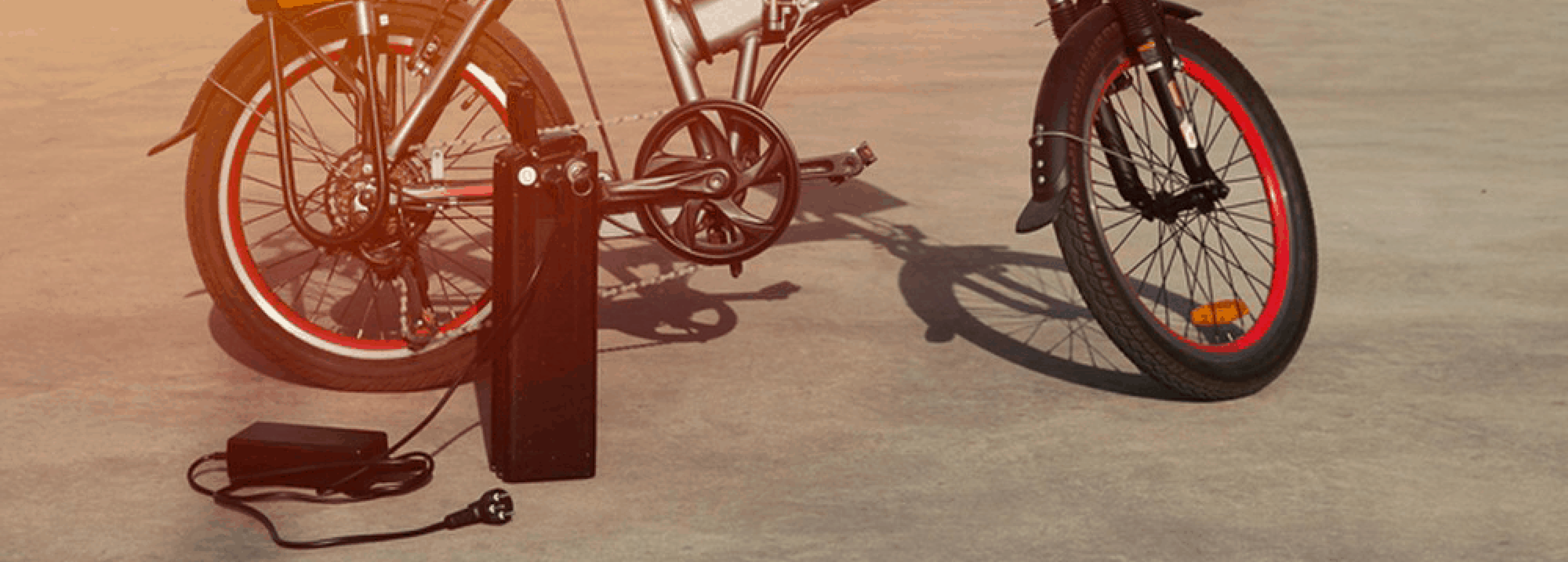 Vélo avec batterie et chargeur